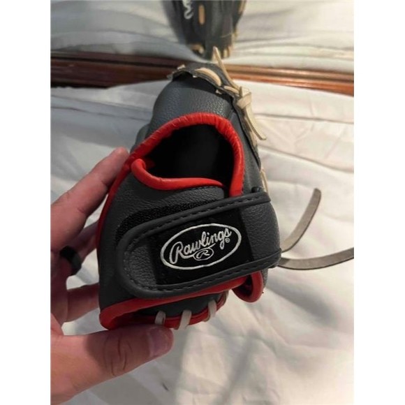 Rawlings Youth Red and Black Right Hand Baseball Glove  Players Series - Picture 2 of 4